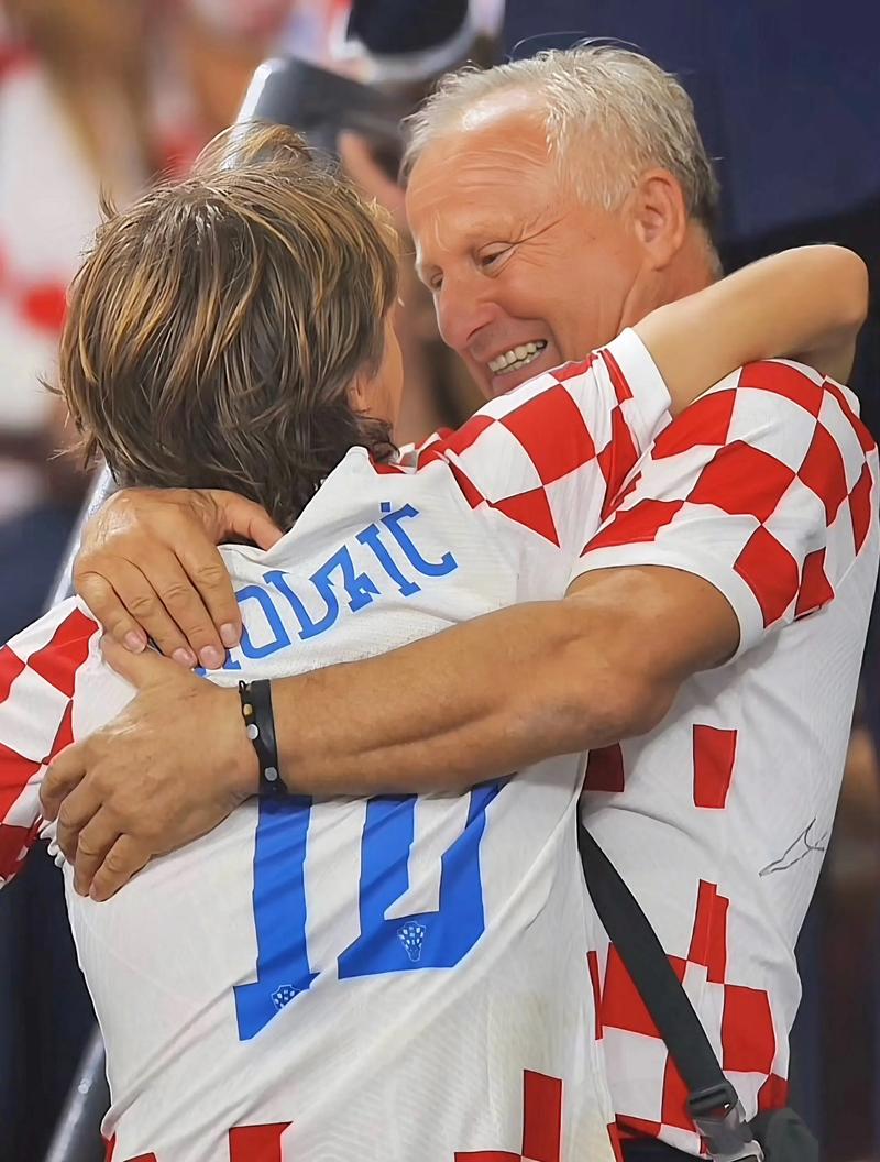 意媒：尤文加入弗罗霍尔特争夺战，与波尔图的良好关系是优势（意媒：尤文竞逐弗罗霍尔特，借与波尔图良好关系占先机）