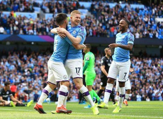 篮球湖人球员场上表现赢得媒体好评（湖人球员赛场发挥获媒体赞誉）