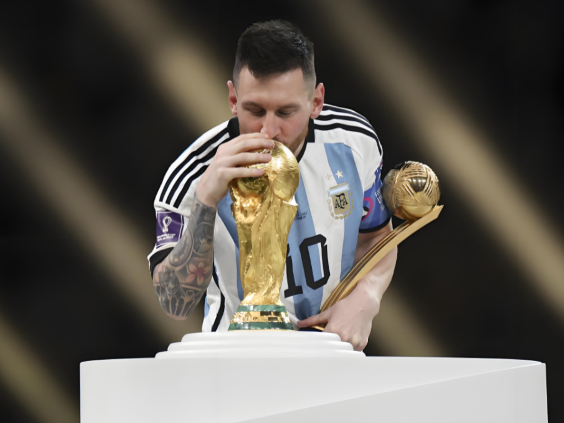 水晶宫与斯特拉斯堡赛前，维埃拉现身法国酒吧和球迷一起观战（水晶宫vs斯特拉斯堡开战前，维埃拉现身法国酒吧与球迷同看比赛）