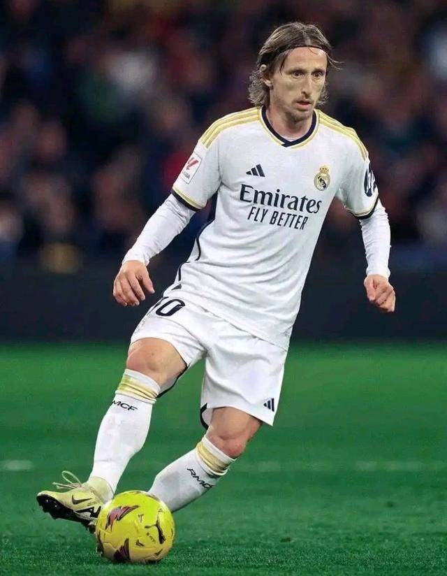 球迷投票！足协杯决赛将设“明星机位”，两队各有3人候选（球迷投票定夺！足协杯决赛增设明星机位，两队各有3名候选）