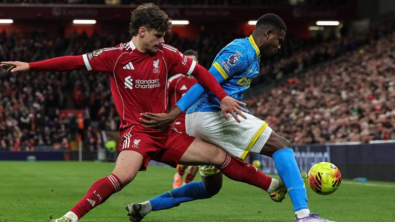 足球曼城后防核心伤缺三周，赛程压力巨大（曼城后防大将因伤缺阵三周，密集赛程压力陡增）